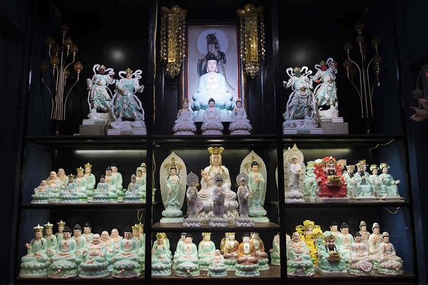 mo-cua-hang-ban-do-phat-giao-5_4fa81e2f7a454cab870028a7c0ee9e49_grande nghien-cuu-thi-truong-cac-san-pham-phat-giao