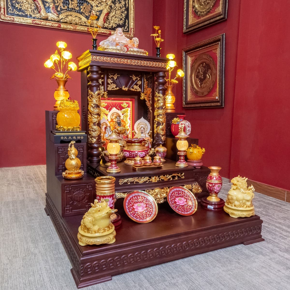 Bàn thờ thần tài: Bí quyết chọn mua và an vị để “Tiền vào như nước”